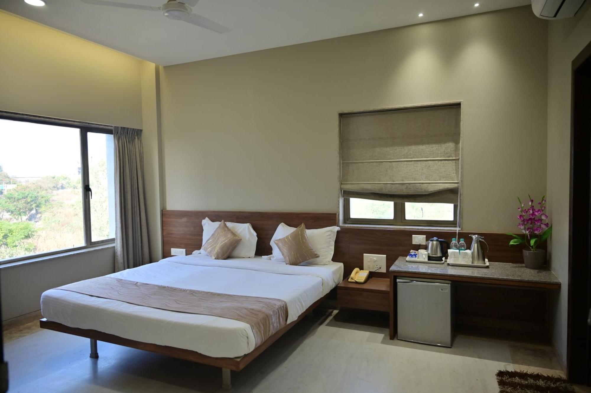 Hotel Ambience Excellency, Wakad, Pune Pimpri-Chinchwad Bagian luar foto